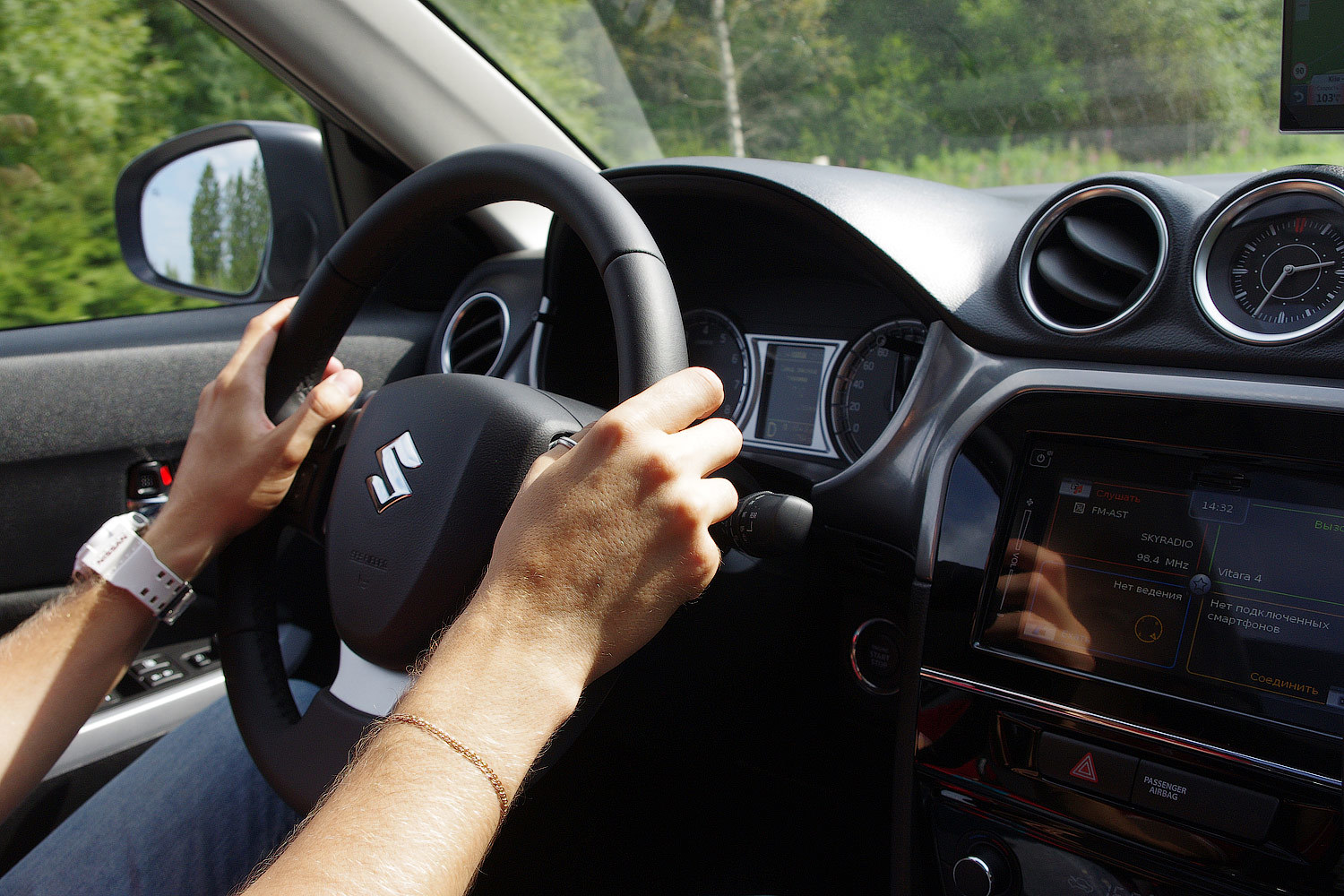 Интерьер с компактной передней панелью и жестким черным пластиком мог бы появиться и в 90-е...