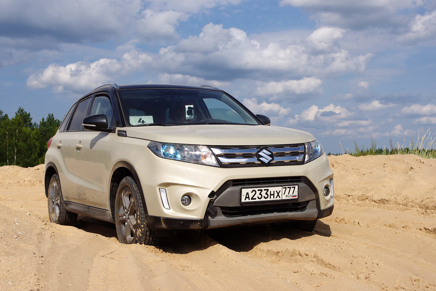 На бездорожье, которое представляло собой песчаные холмы с крутыми горками, Vitara с честью вышла из всех скользких и сыпучих ситуаций