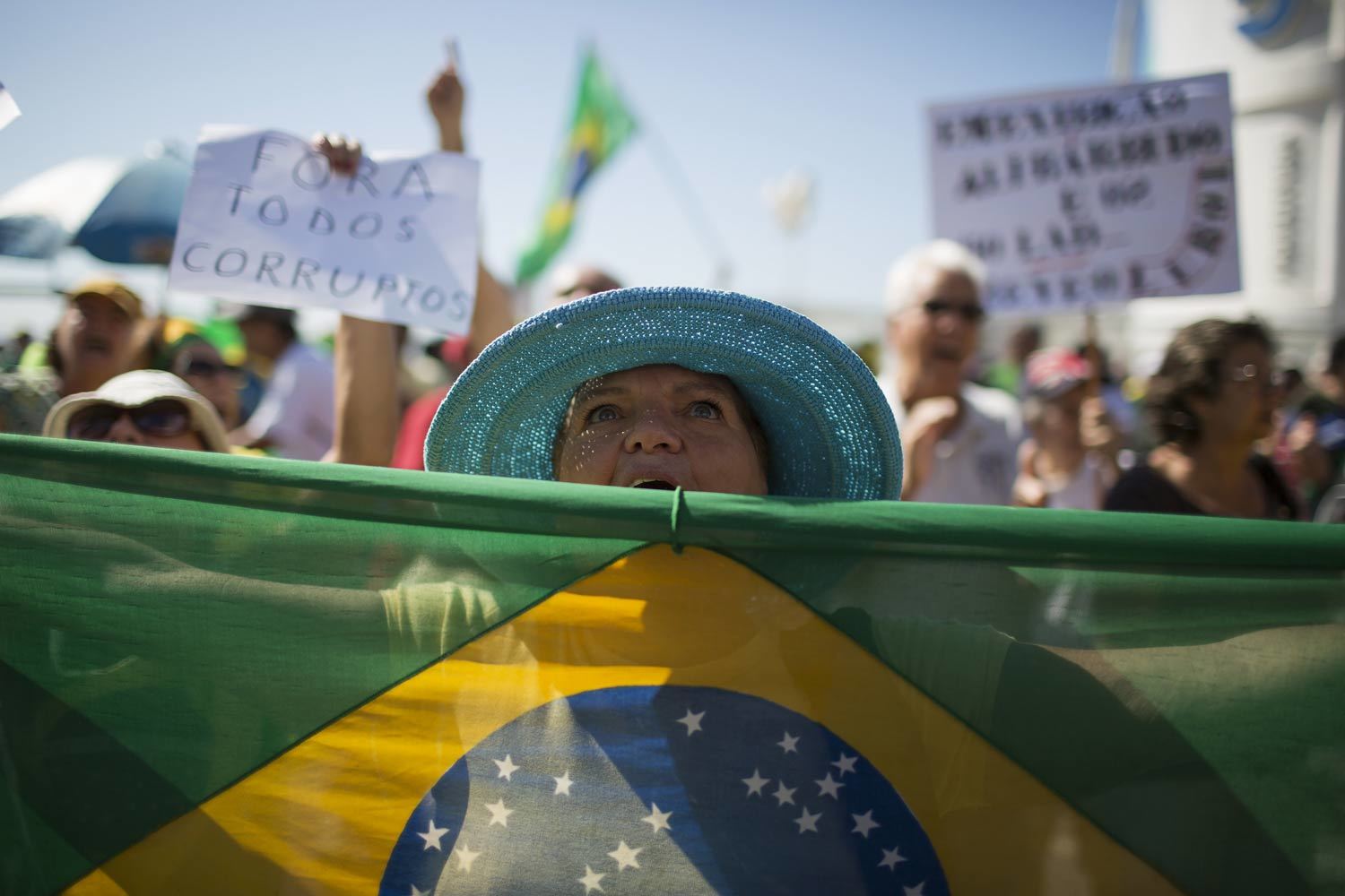 Многолюдные антиправительственные демонстрации стали частым явлением: протестующие осуждают коррупцию, многие требуют отставки президента страны Дилмы Руссеф