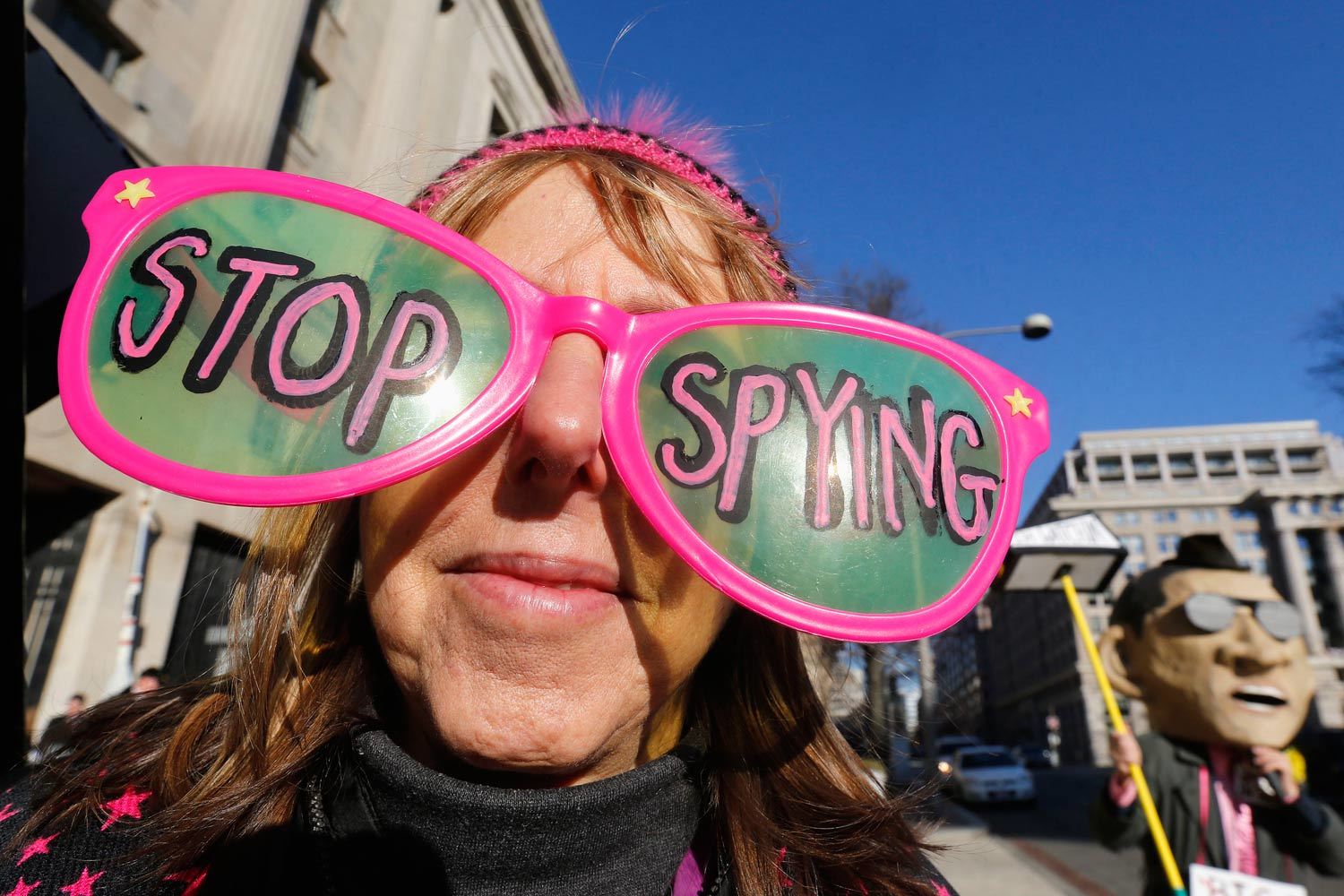 Конфликт разгорелся после публикации разоблачительных материалов бывшим контрактником АНБ Эдуардом Сноуденом