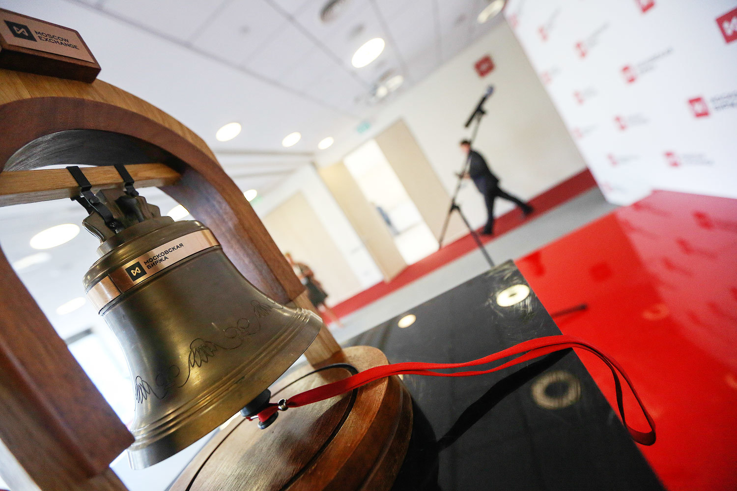 Московская биржа в 14.59 мск приостановила торги на фондовом рынке, сообщила биржа