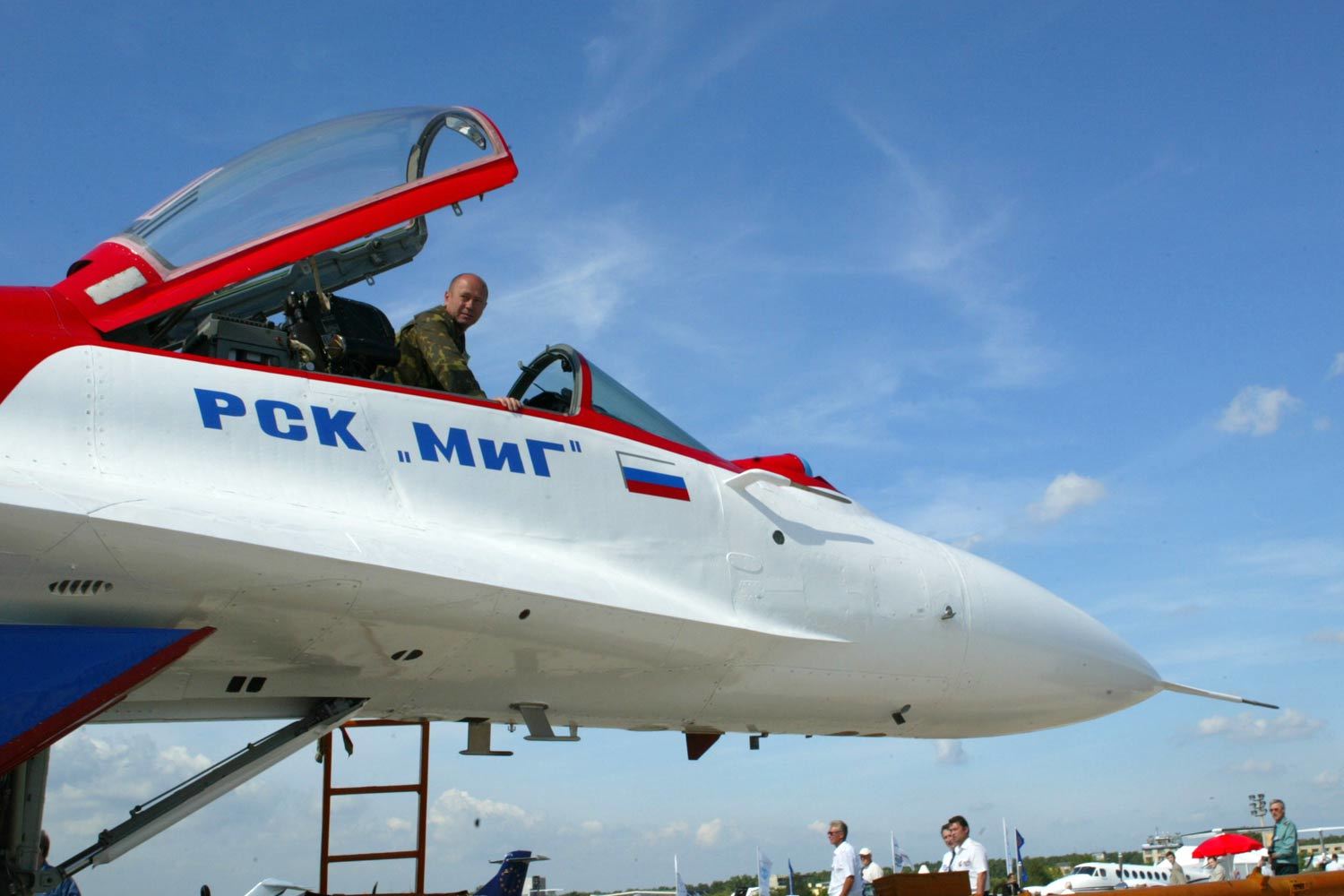 Среди наиболее крупных по объемам продаж – КБП, КБМ (входят в холдинг «Ростеха» «Высокоточные комплексы»), «Сухой», РСК «МиГ» (входят в ОАК), верфь «Звездочка» и «Адмиралтейские верфи» (входят в ОСК)