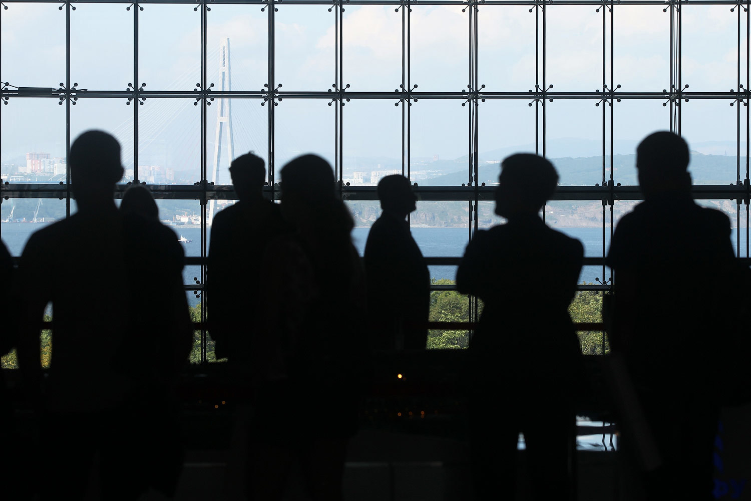 Участники получали бейджи в аэропорту Владивостока, пресса – на о. Русский