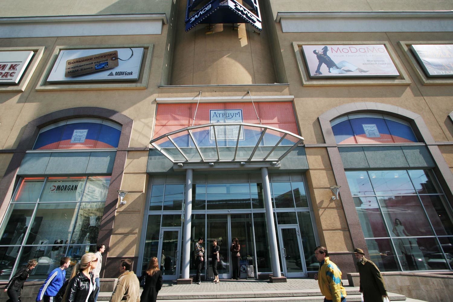 Торговый центр «Атриум» занимает площадь свыше 100 000 кв. м и включает в себя магазины, кинотеатр, рестораны и развлекательный парк «Атрилэнд»