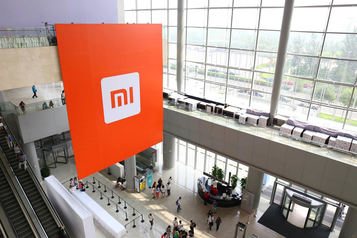 Помимо онлайн-розницы Xiaomi планирует освоить офлайн-торговлю в России, рассказали «Ведомостям» сотрудники нескольких дистрибуторов и ритейлеров
