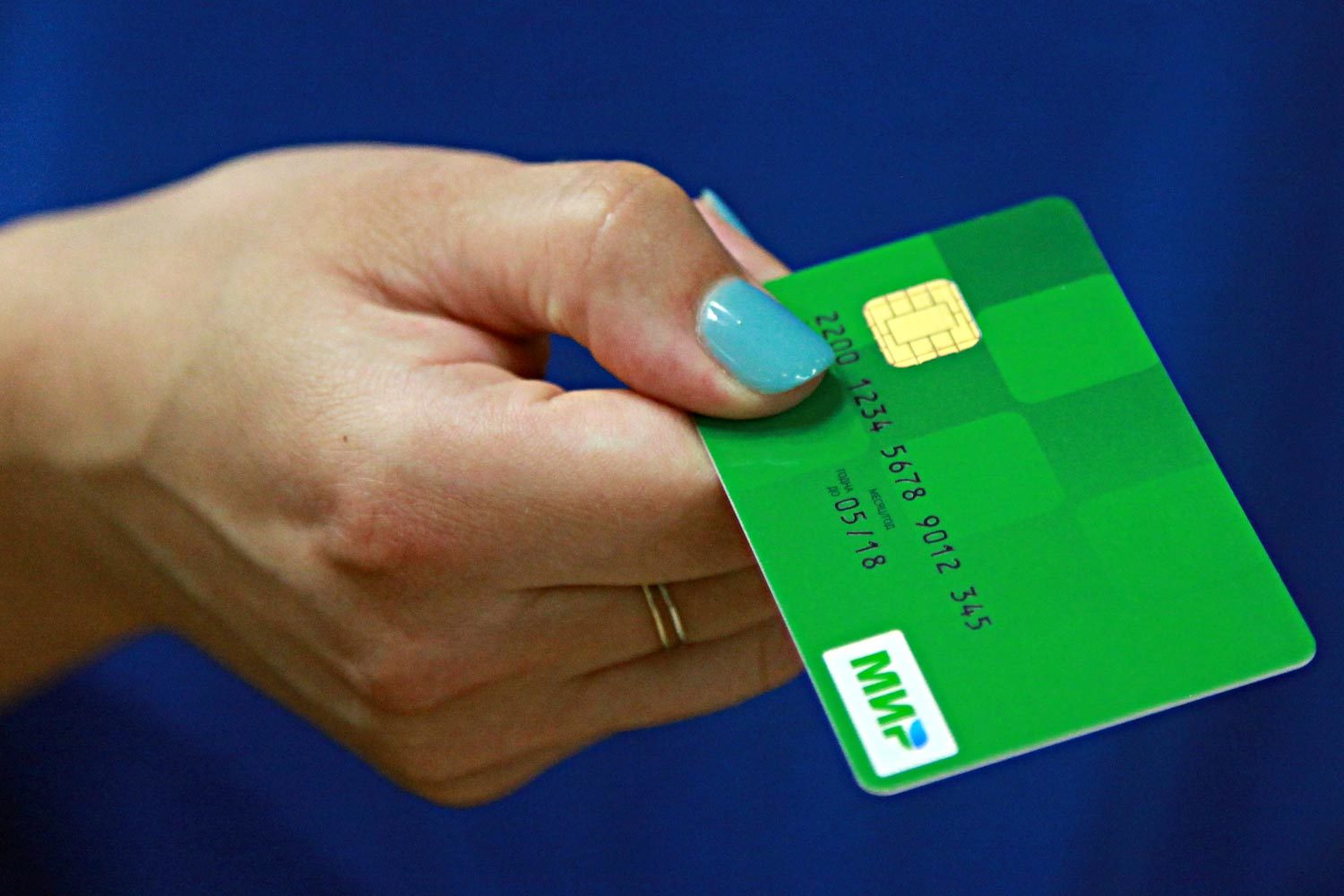 Комиссия по оплате товаров по дебетовой и предоплаченной карте «Мир» будет фиксированной, а по прочим продуктам – в процентах от суммы операции, говорится в ответе пресс-службы НСПК