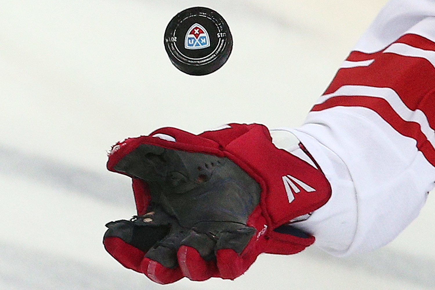 Минспорт утвердил лимит на легионеров в КХЛ, который не позволяет российским клубам выставлять на матч более 5 иностранных игроков, в том числе более одного вратаря