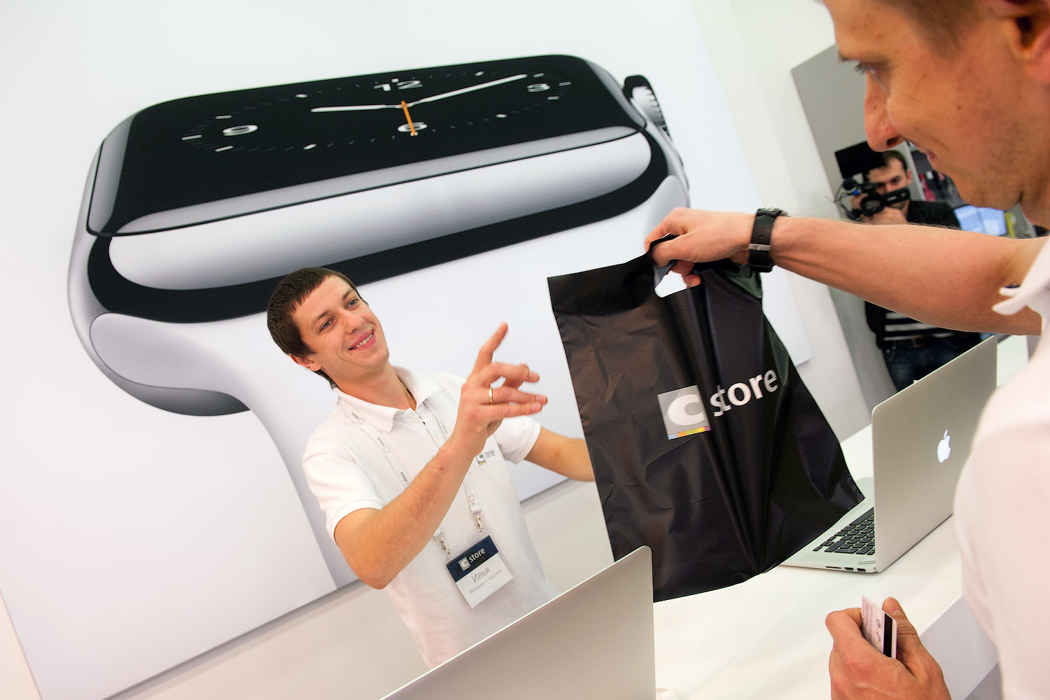 Старт продаж Apple Watch в России прошел живо, но без особого ажиотажа