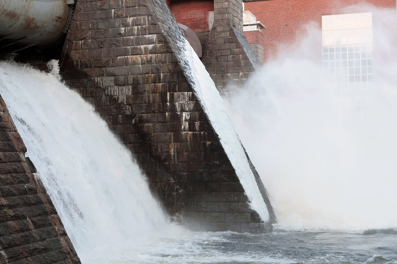 Подписав соглашение о выкупе допэмиссии «Русгидро», ВТБ сразу же начал искать инвесторов на этот пакет