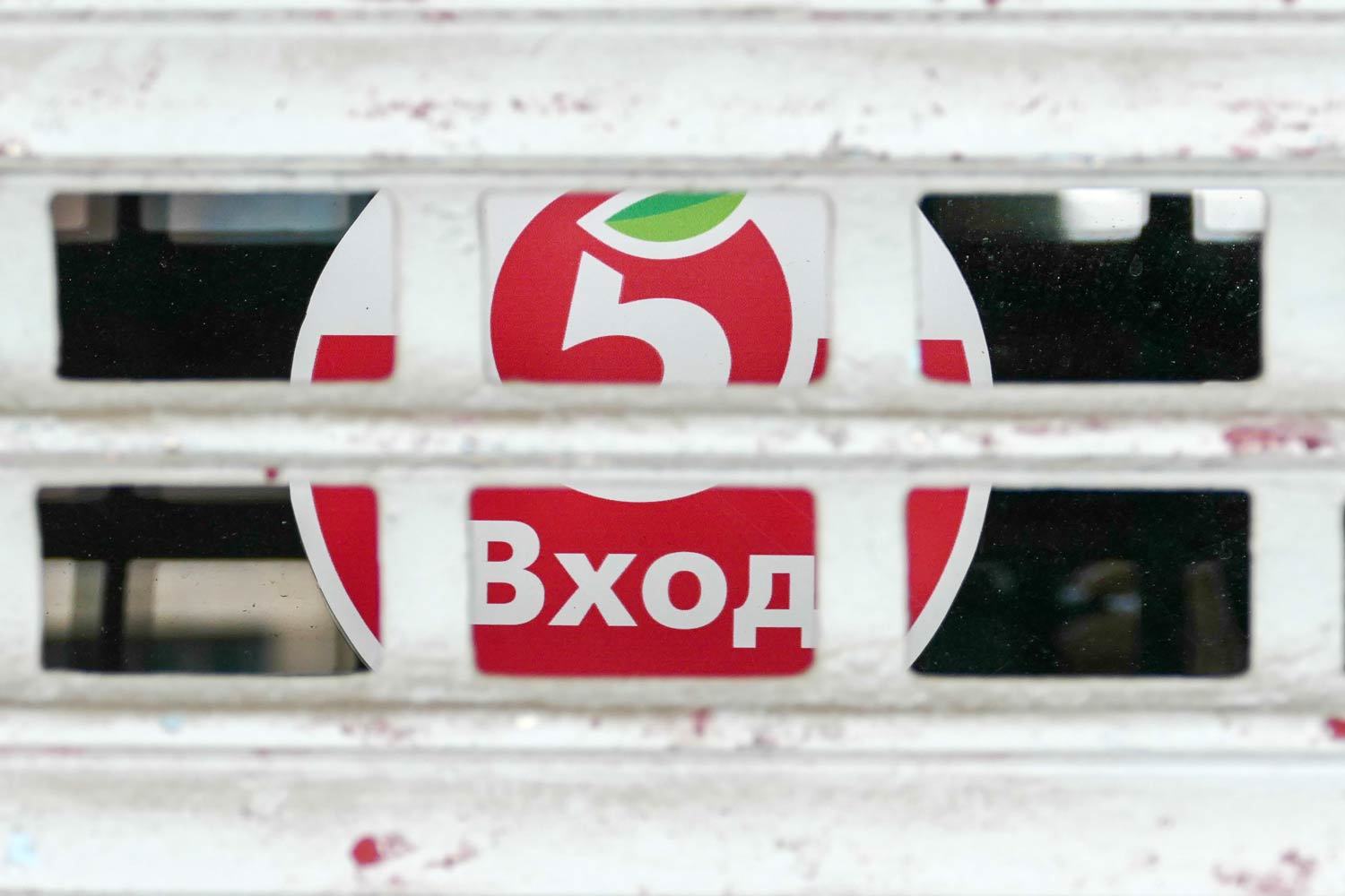 Сегодня X5, объединяющая сети “Пятерочка”, “Перекресток” и “Карусель”, объявила, что ее главный исполнительный директор Стефан Дюшарм покидает свой пост