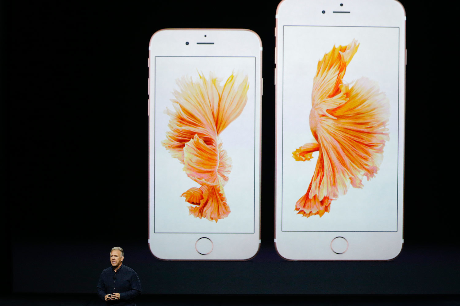 Cтарший вице-президент Apple по маркетингу Филипп Шиллер показывает новые iPhone 6S и 6S Plus
