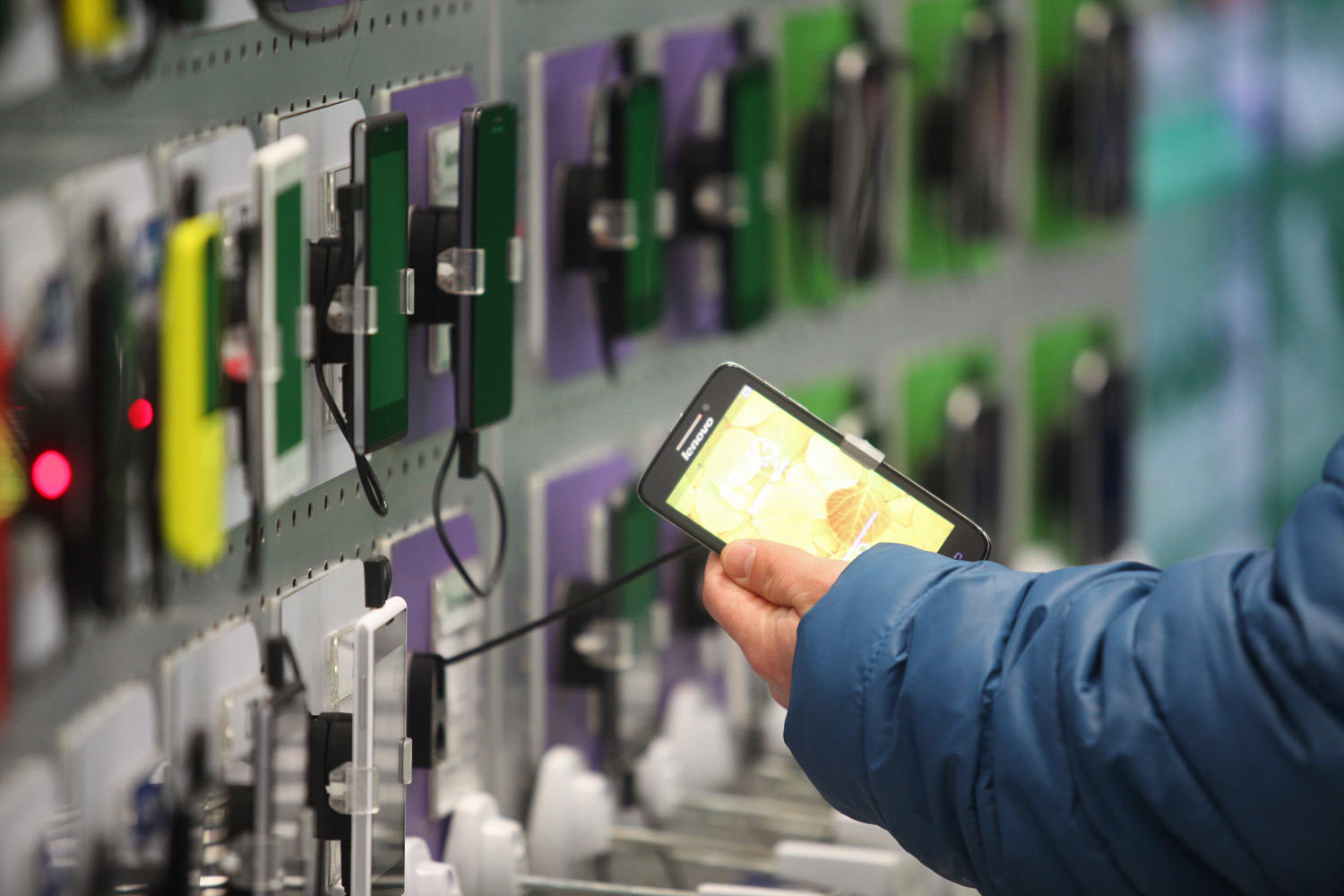 80% выручки от продажи телефонов ритейлерам приносят смартфоны