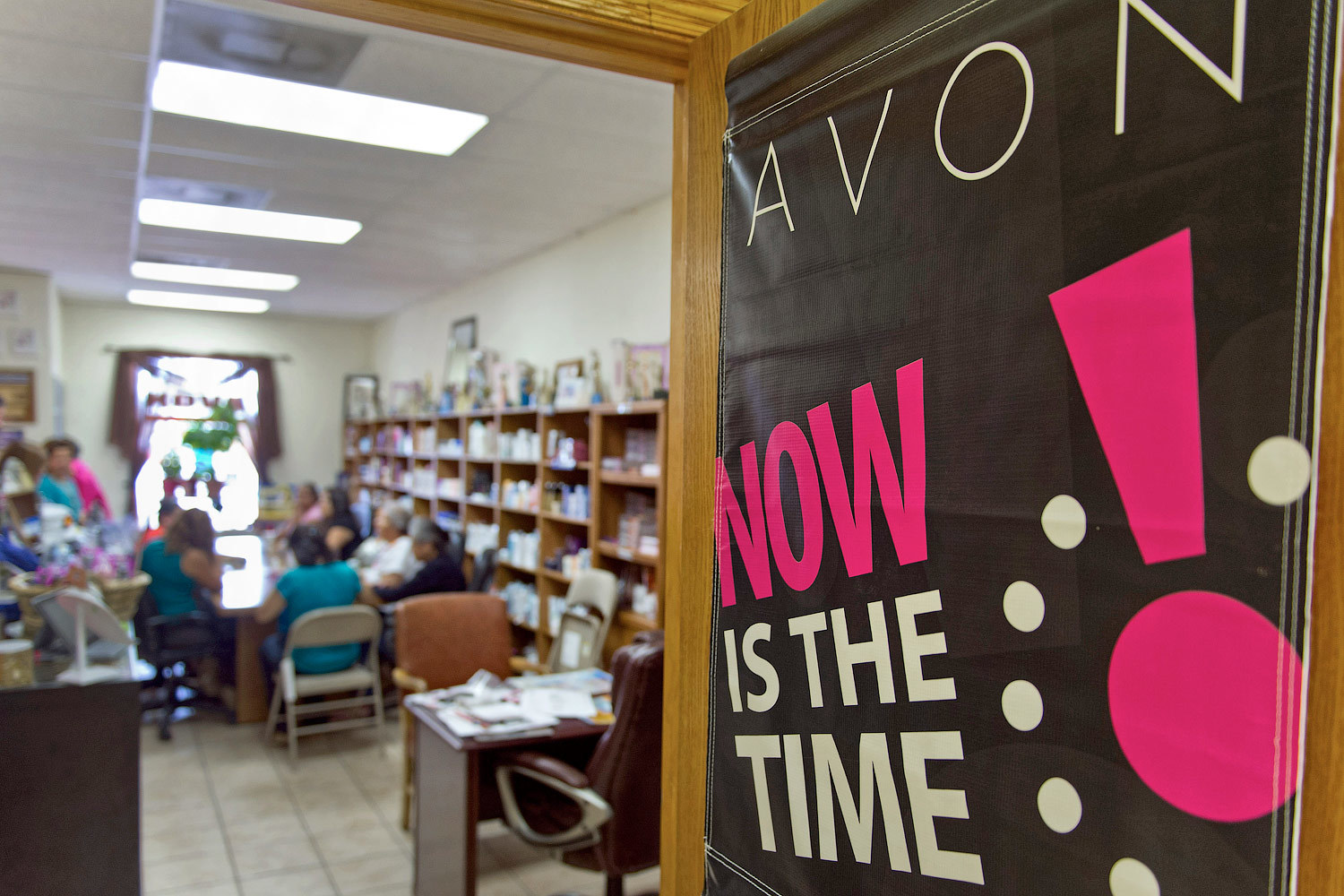 Проблемы Avon связаны в том числе и с моделью распространения ее продукции, основанной на личных продажах через сеть представителей