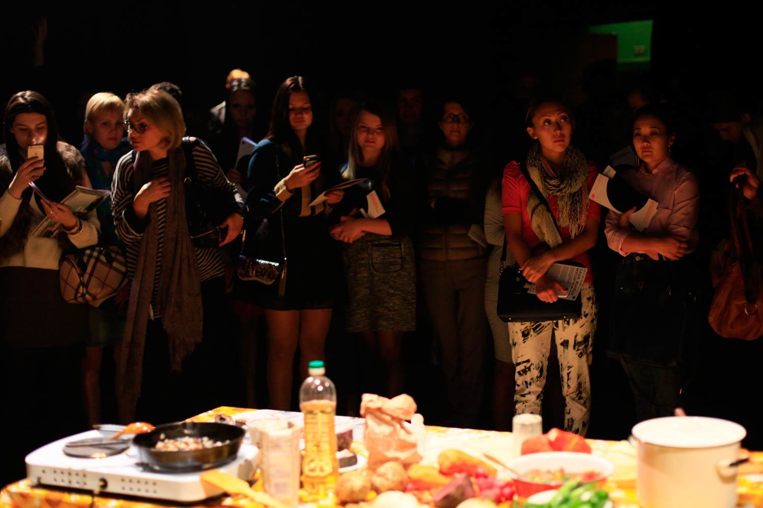 Зрителям накрывают поминальный стол, как настоящий