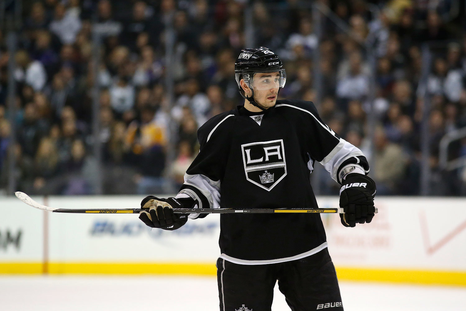 Защитник клуба НХЛ Los Angeles Kings Вячеслав Войнов намерен вернуться в Россию вместе со своей семьей