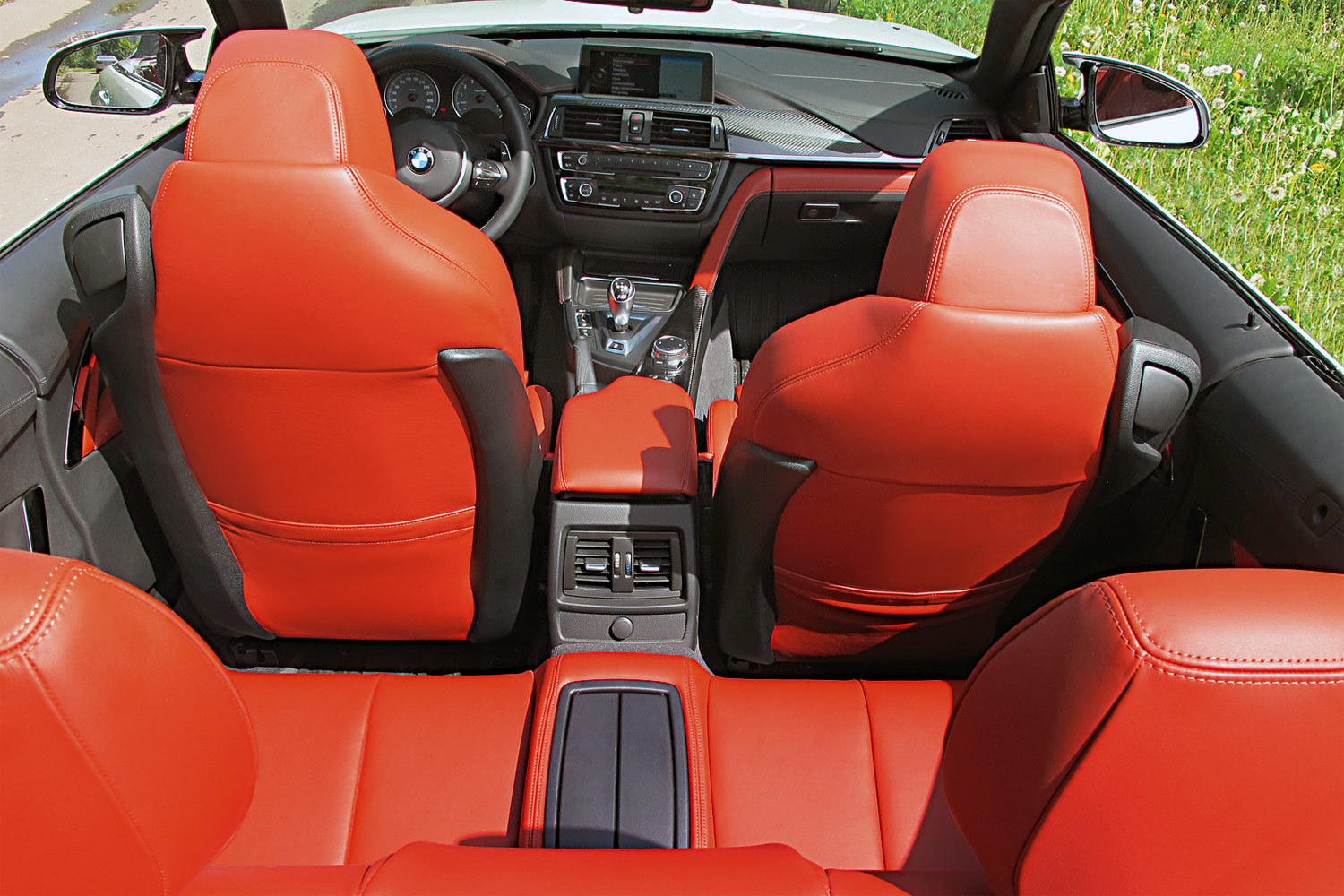 Адреналиновый красно-черный салон BMW M4 Convertible сразу настраивает на боевой лад