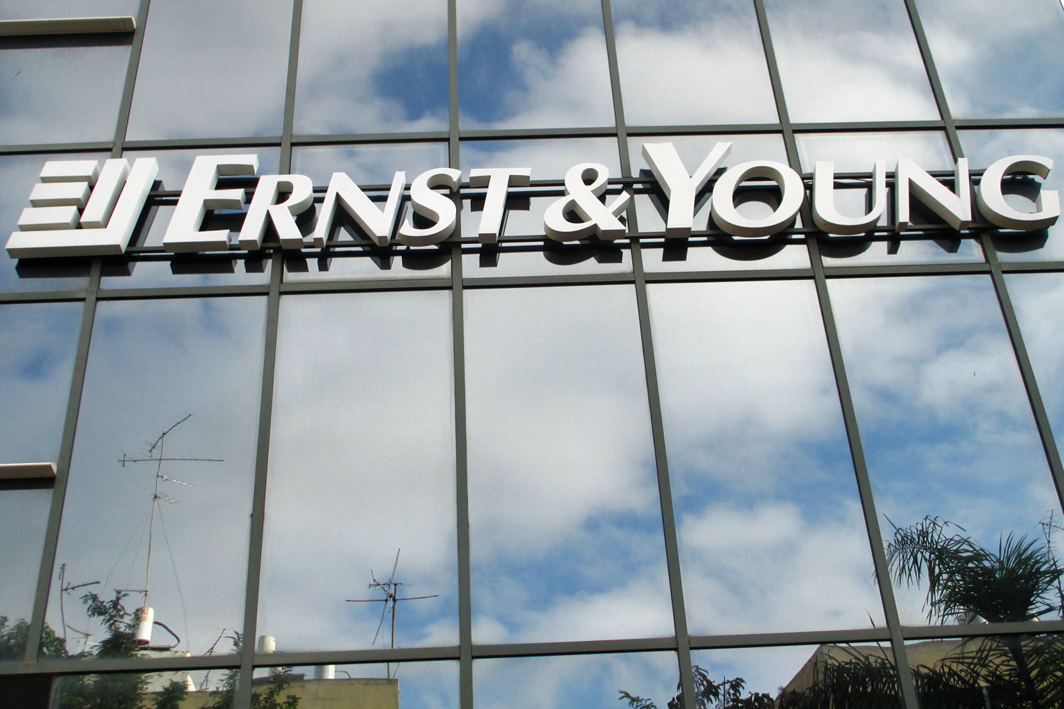 EY ежегодно нанимает около 200 выпускников, занимая с этим показателем пятое место в Великобритании среди работодателей, привлекающих на работу недавних студентов вузов