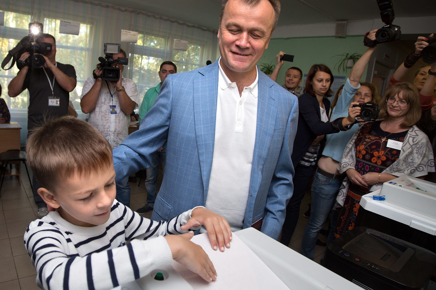 После первого тура иркутскому губернатору Сергею Ерощенко пришлось поработать не по-детски