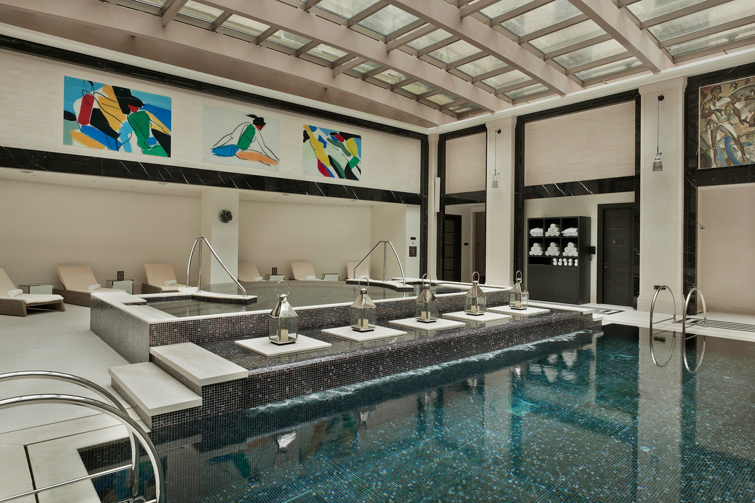 Мозаика на стенах - фактически историческое наследие: она украшала гостиницу «Москва», и при строительстве Four Seasons было решено ее оставить.