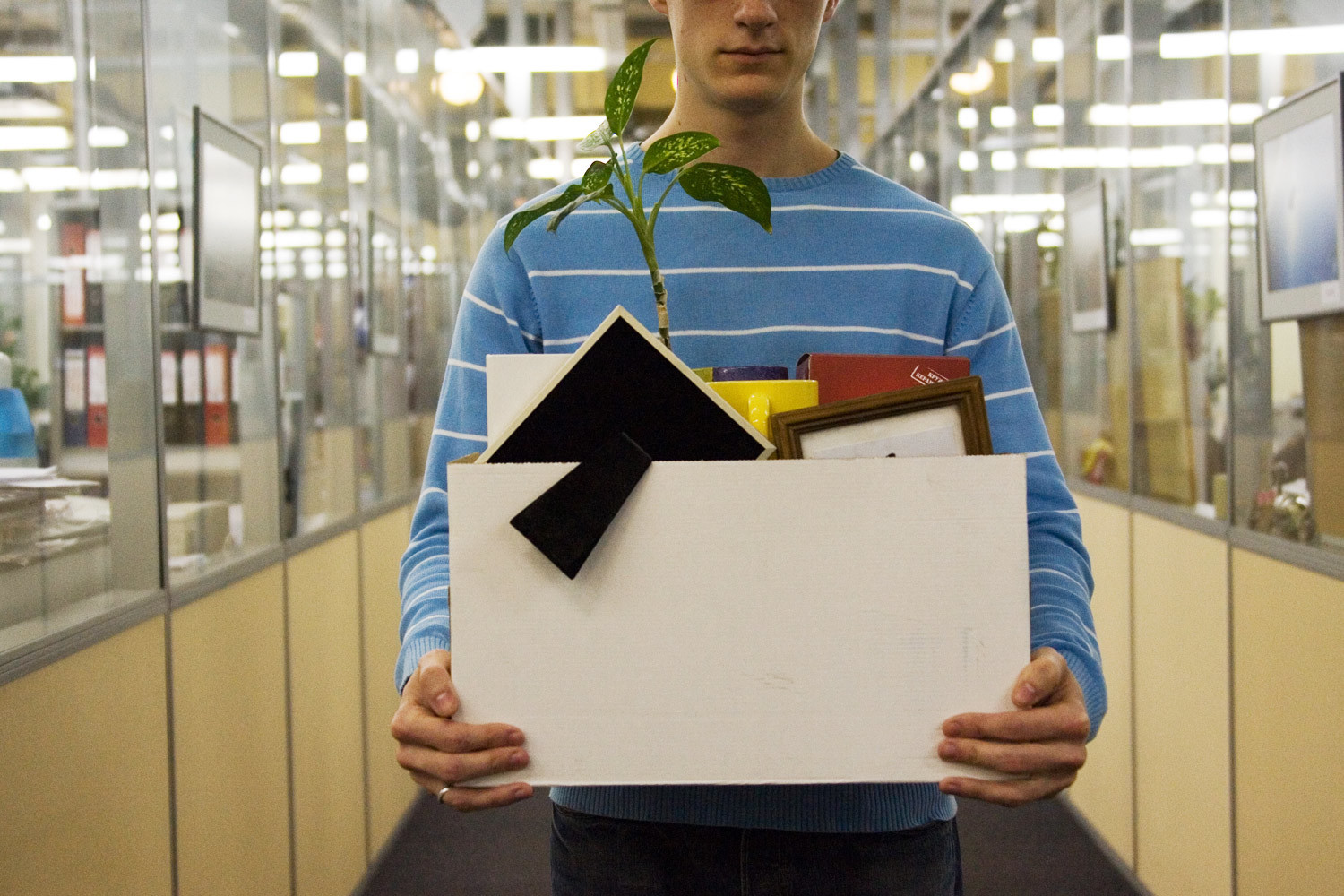 Судя по тому, что происходит на рынке труда, общего тренда к увеличению зарплат нет, даже крупные компании сокращают персонал и зарплату, отмечает директор по персоналу группы ЛСР