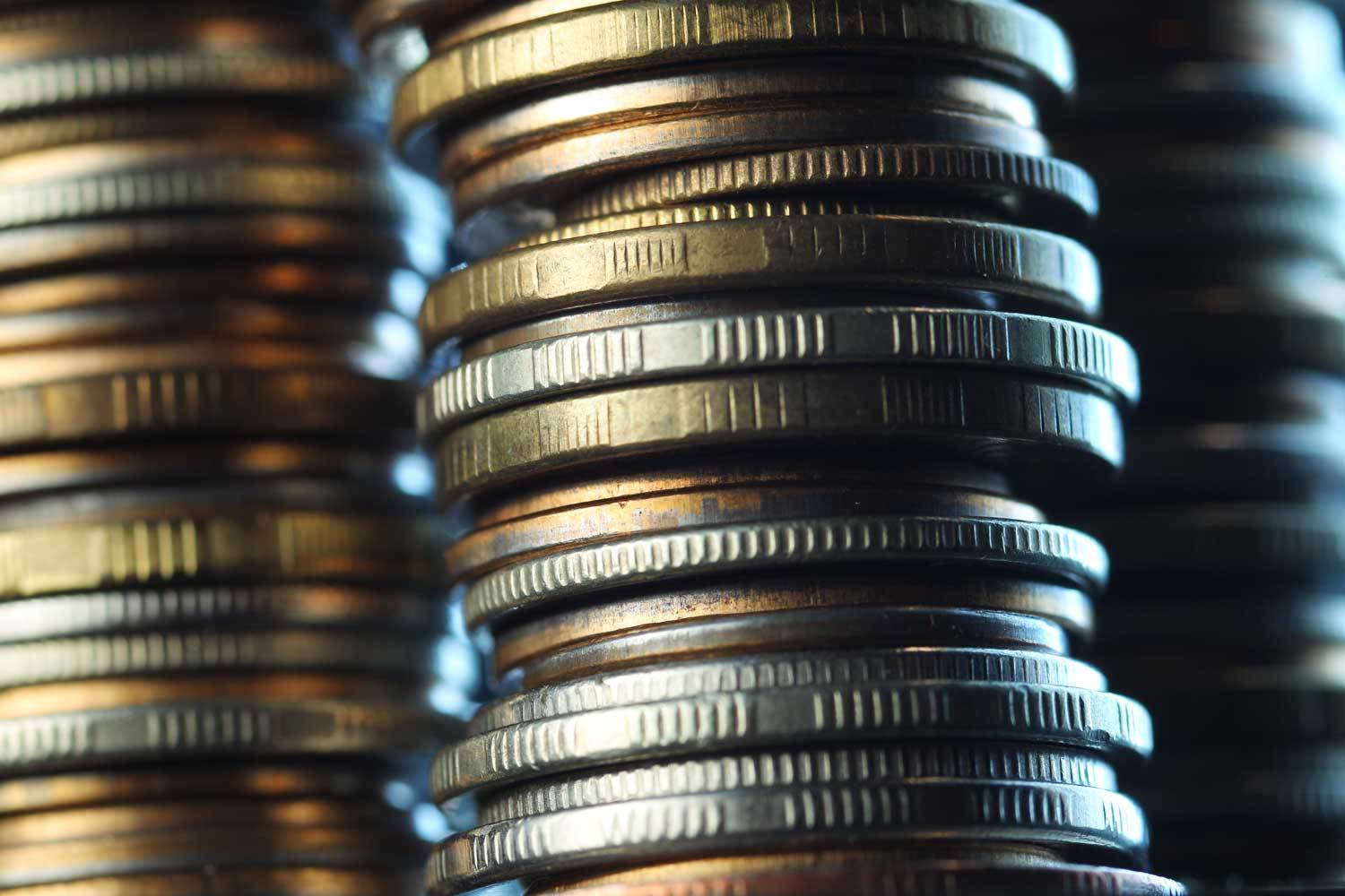 Благодаря снижению дефицита Минфин рассчитывает сократить изъятия из резервного фонда на 450 млрд до 2,6 трлн руб., а также внутренние займы – на 100 млрд до 900,8 млрд руб.