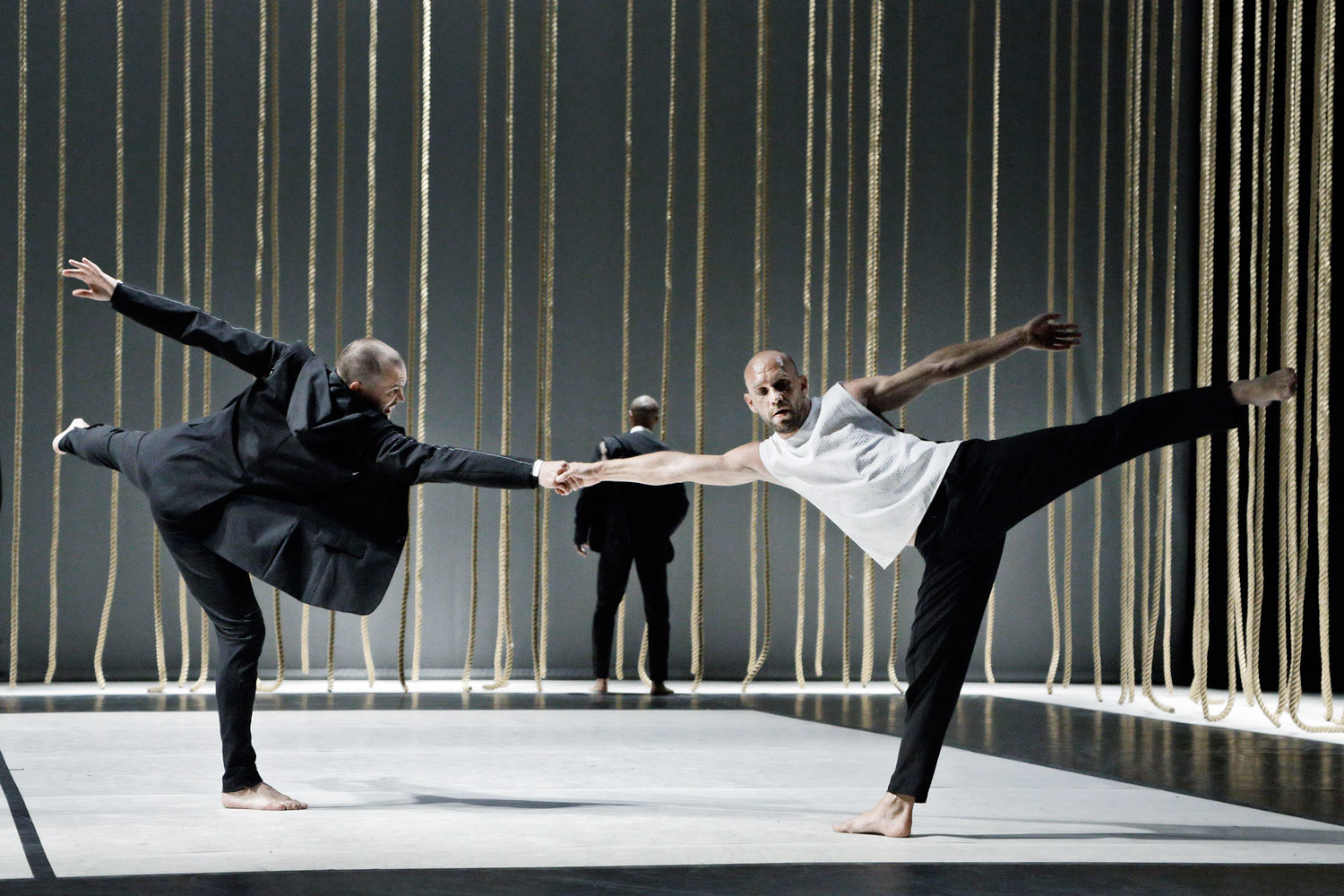 Спектакль «Превращаемые» в постановке финского хореографа Теро Сааринена – очередная версия «мужского балета»