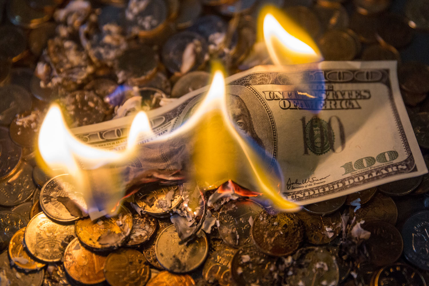 Оттоки распределились примерно поровну между двумя классами активов – $21 млрд по облигациям и $19 млрд по акциям