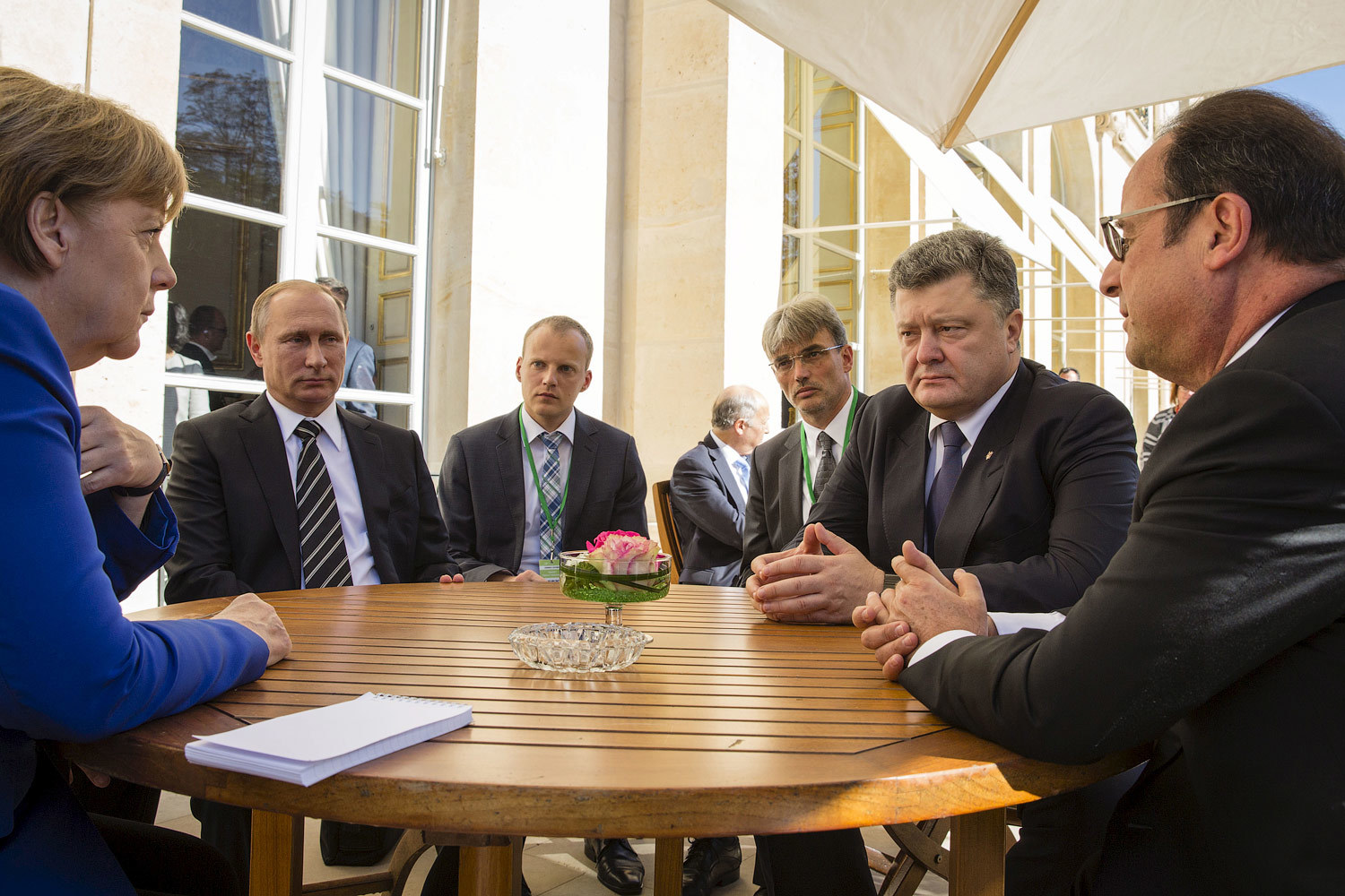 Честь прокомментировать итоги саммита Владимир Путин и Петр Порошенко (второй справа) передоверили Ангеле Меркель и Франсуа Олланду (крайний справа)