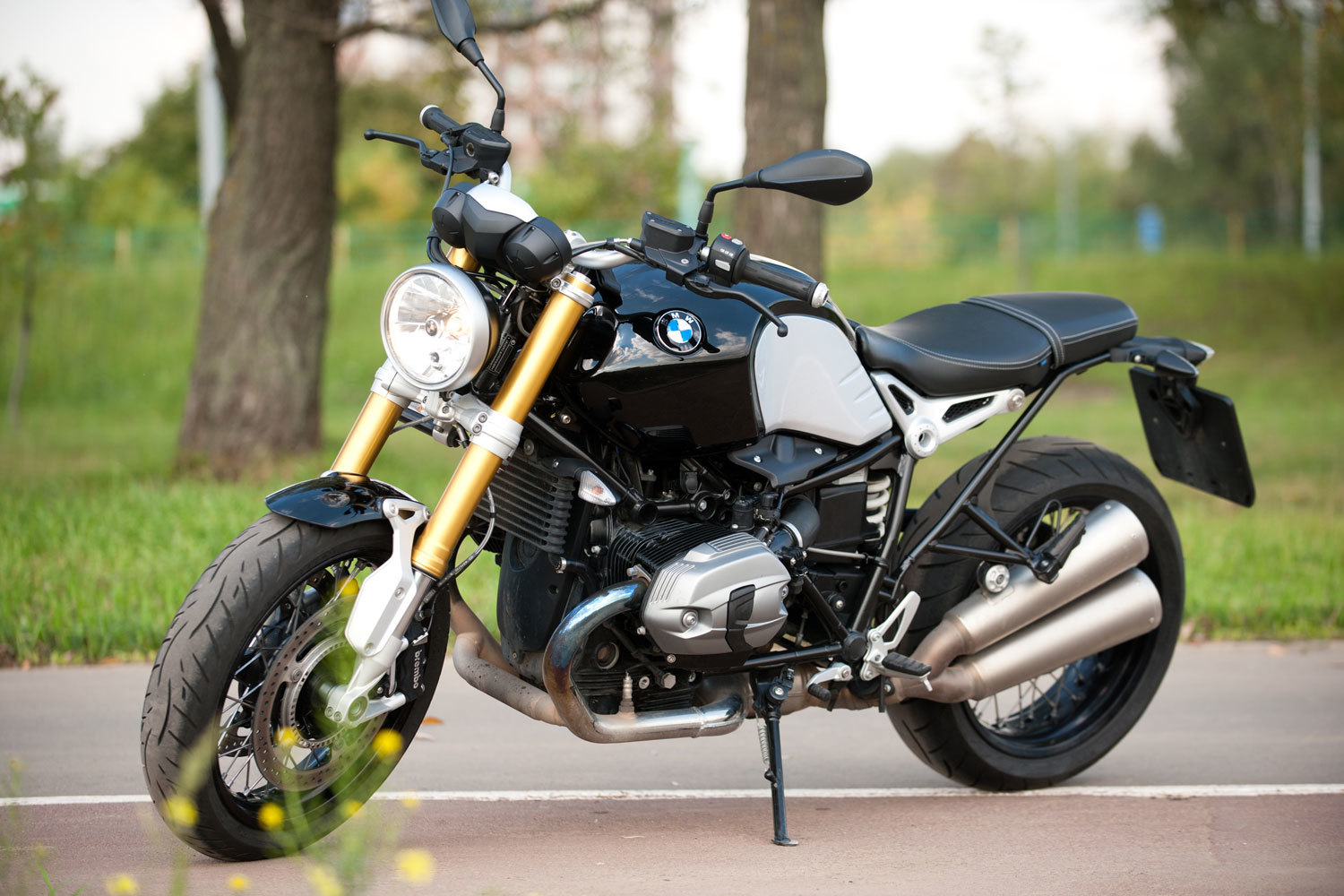 Современной внешности у BMW R nine T не отнять, хотя олдскульные черты сквозят во всем экстерьере