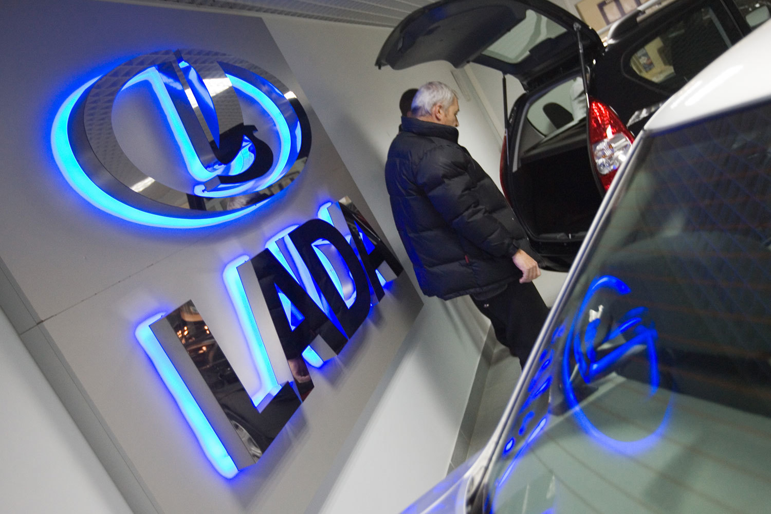 Продажи самой популярной модели Lada в России в сентябре упали почти вдвое до 8597 шт., за девять месяцев снижение составило 19,4% до 90 345 шт., по данным АЕБ