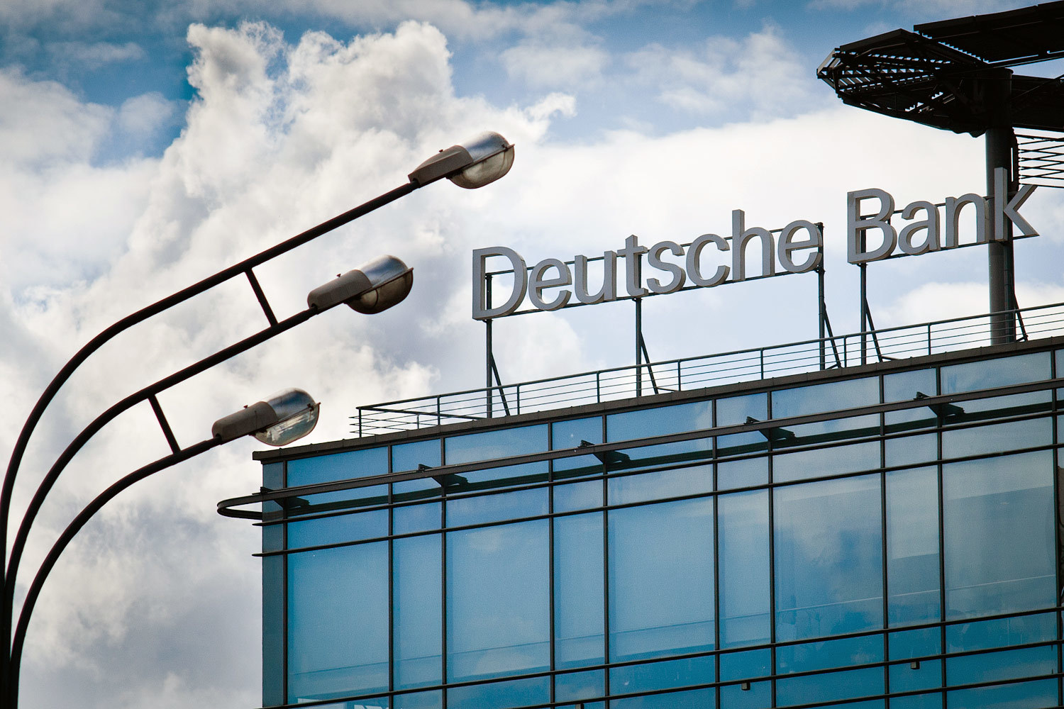 Правление Deutsche будет рекомендовать «сократить или отменить» дивиденды по обыкновенным акциям за 2015 г.