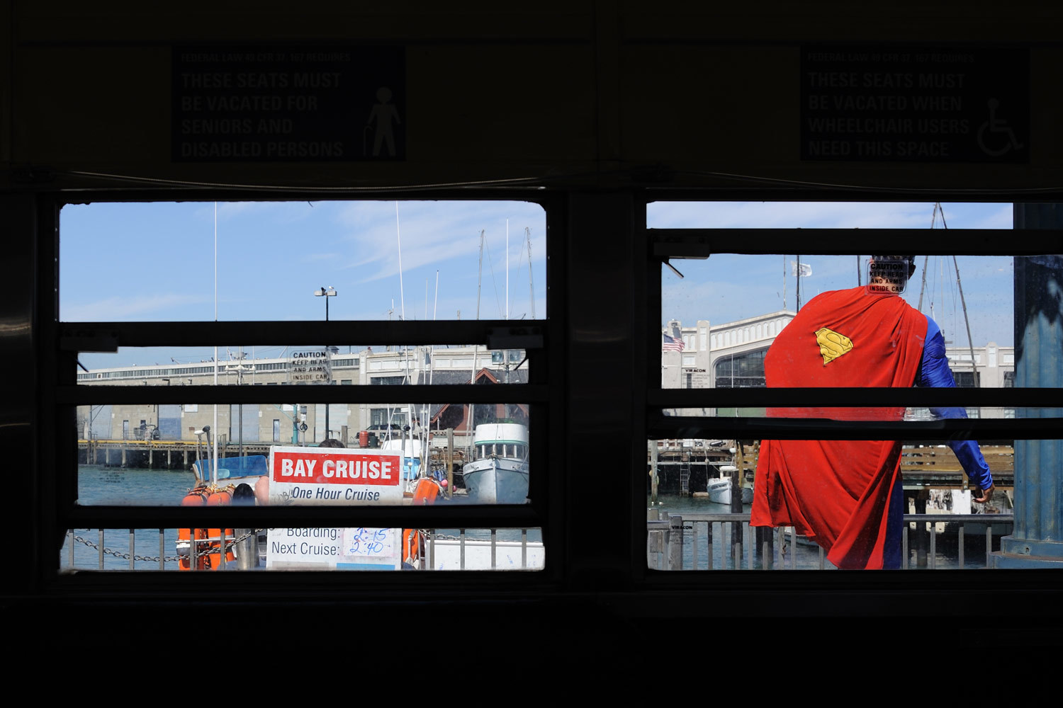 Амбициозная молодежь обычно мечтает либо основать свой бизнес, либо спасти мир