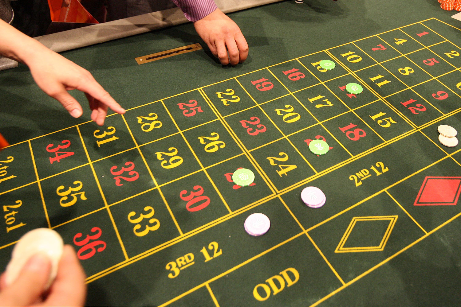 Перенос сроков связан с возросшей разницей евро и доллара по отношению к рублю, что увеличивает стоимость проекта