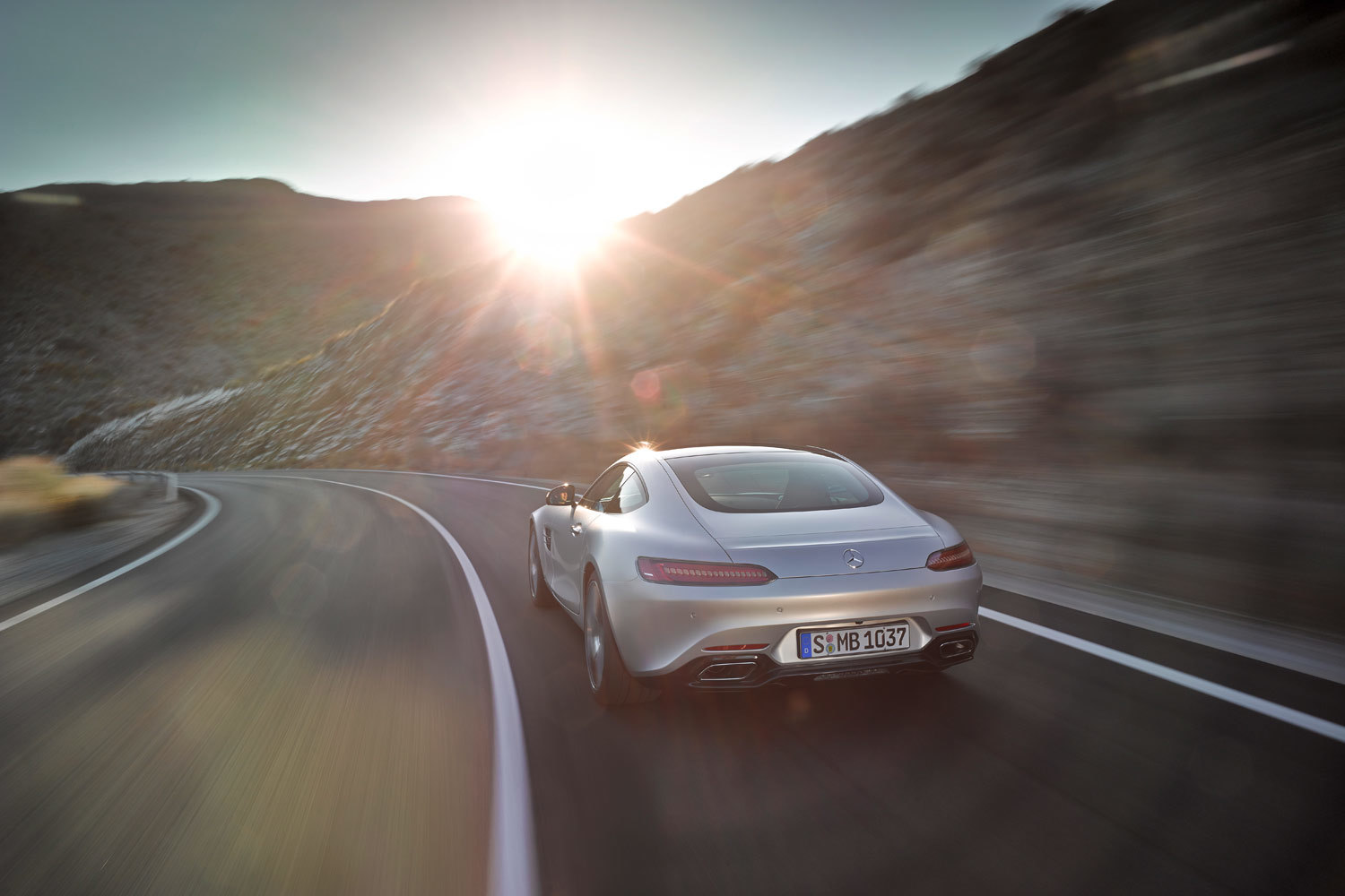 Кредо Mercedes: как бы быстро и экстремально ни ехал автомобиль — водителя не напрягать. И в этом смысле AMG GT S гораздо “мерседесистее”