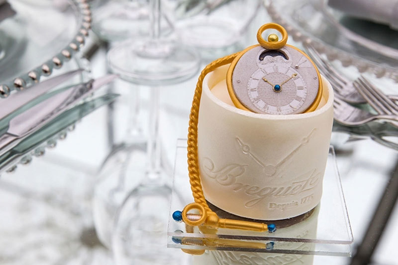 На выставке «Часовое искусство и инновации дома Breguet» представлены уникальные часы, принадлежащие историческим личностям, например, эти часы были куплены императрицей Марии-Луизой, второй женой Наполеона Бонапарта.