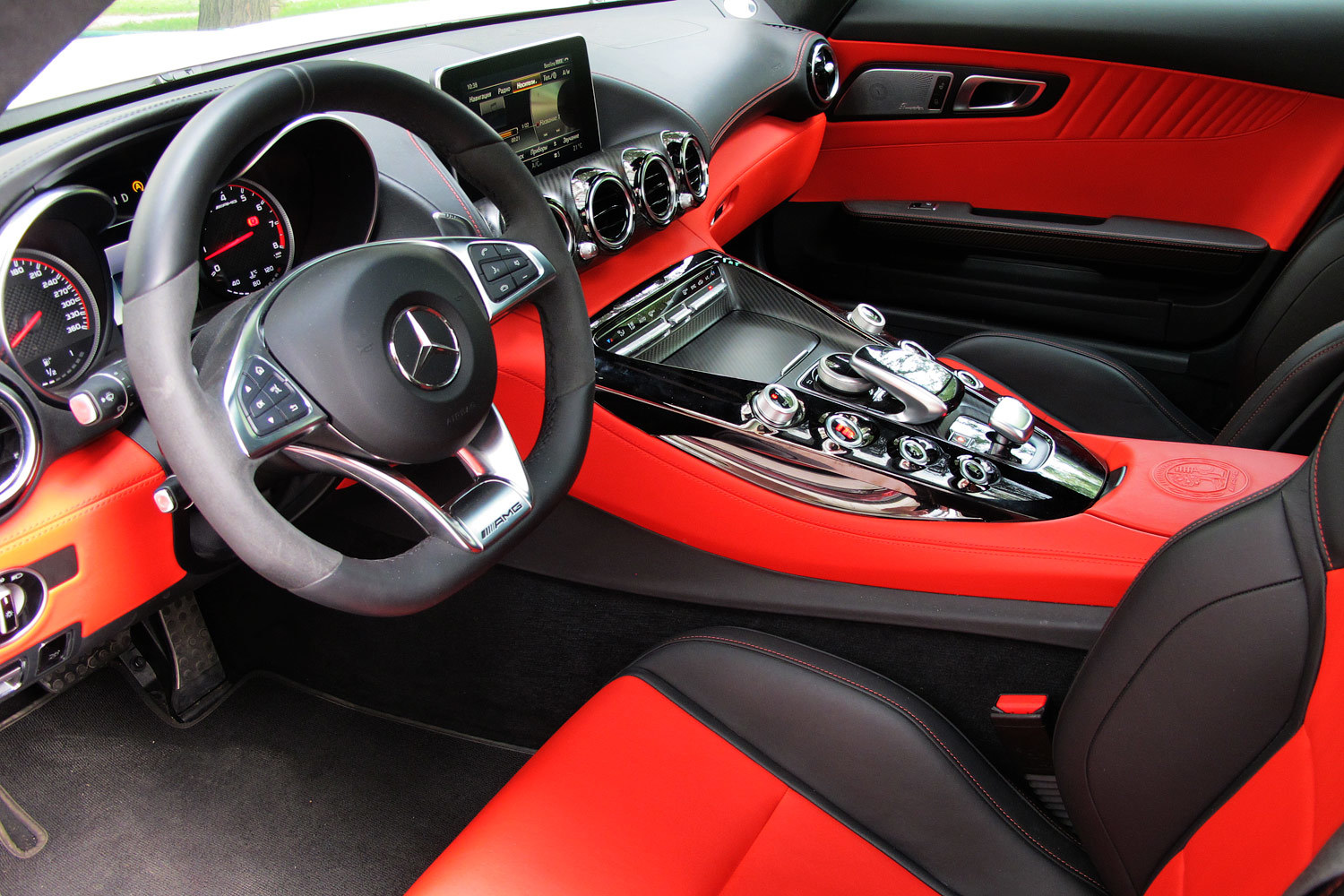 Кокпит Mercedes-AMG GT S — сочетание спортивности и роскоши