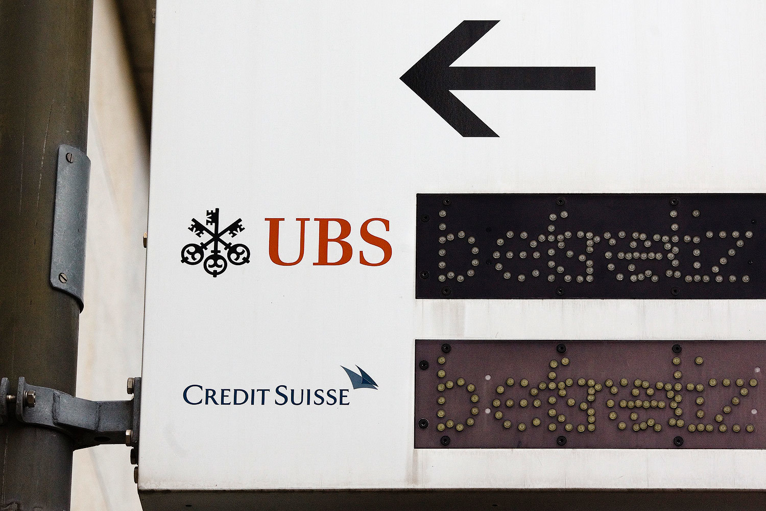 UBS и Сredit Suisse могли закрывать российским клиентам счета с активами менее $5 млн