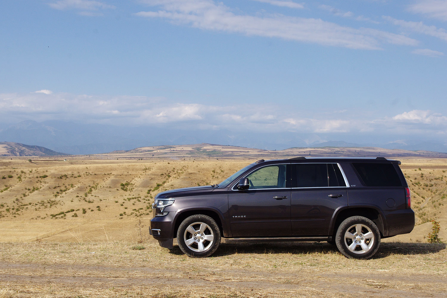 На глаз и на слух Chevrolet Tahoe четвертого поколения – ортодоксальный американский трак. Его пятиметровый кузов по-прежнему восседает на раме, а под капотом басит многолитровый атмосферный V8