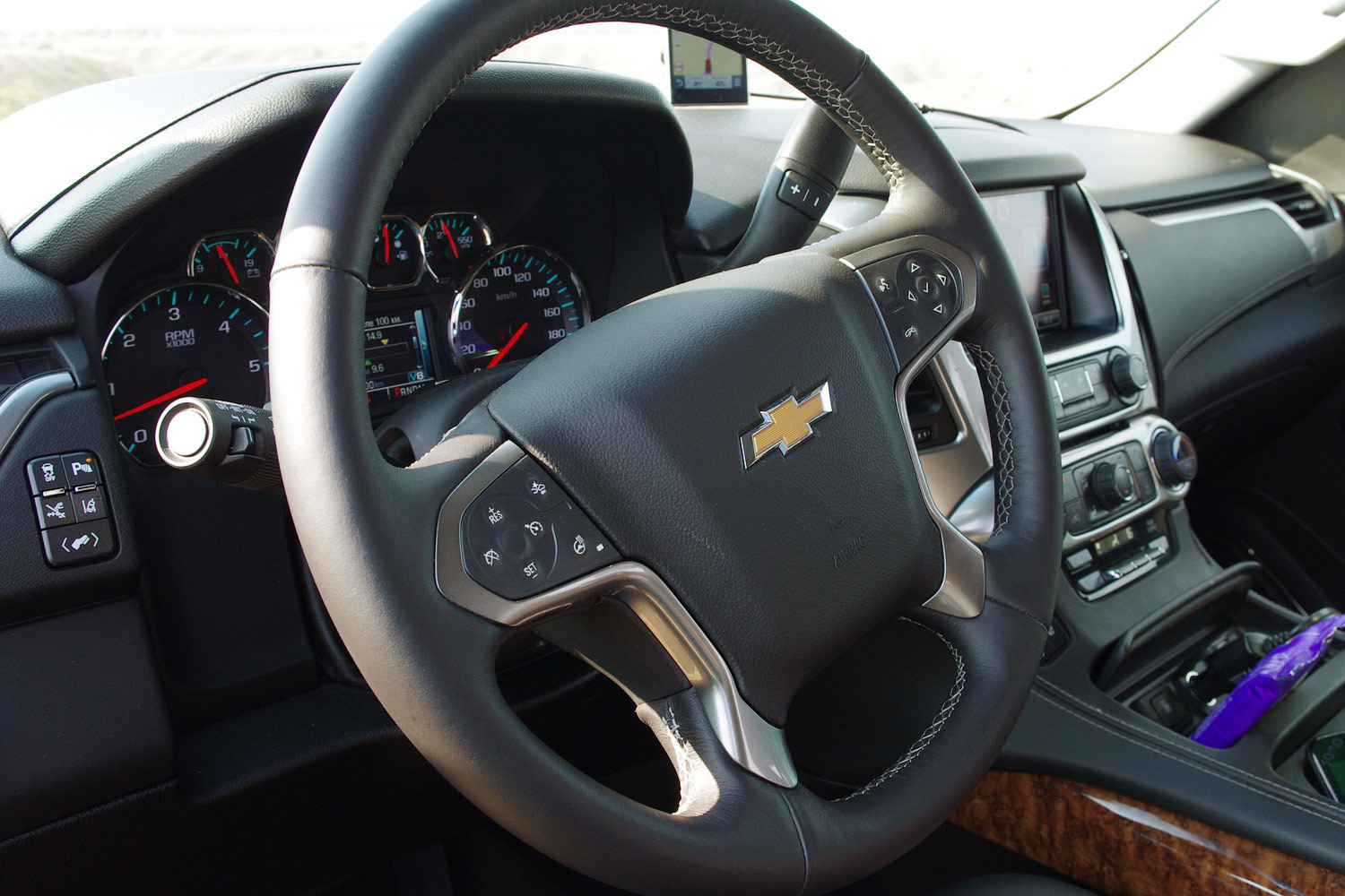 Тугая педаль тормоза да массивный рычаг 6-ступенчатого «автомата» на рулевой колонке – это все, что напоминает в движении о том, что у нового Chevrolet Tahoe остались рабоче-крестьянские корни