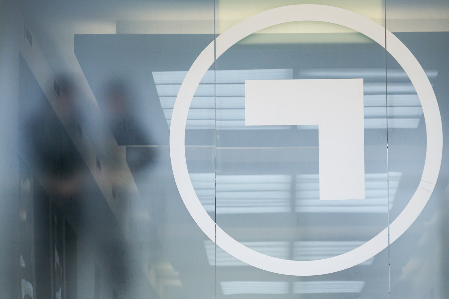 Банк заключал форвардные контракты по невыгодному курсу, чтобы вывести прибыль