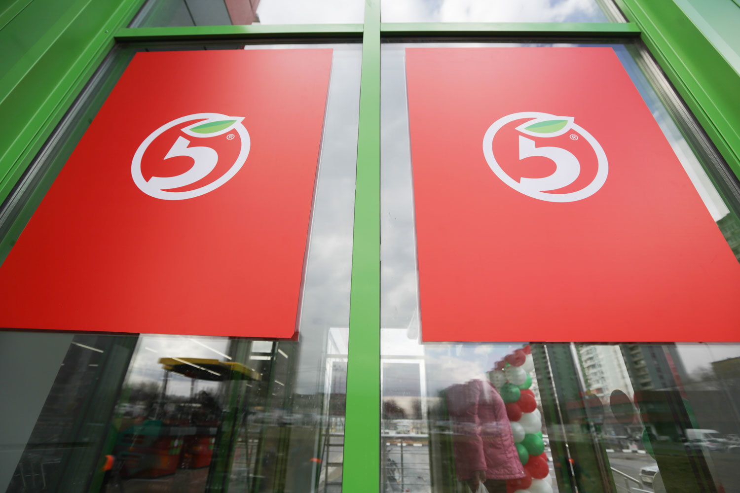 Вскоре после потери лидерства на российском розничном рынке X5 пересмотрела свою стратегию, запустила программу обновления всех своих форматов, начав с основного - дискаунтеров “Пятерочка”