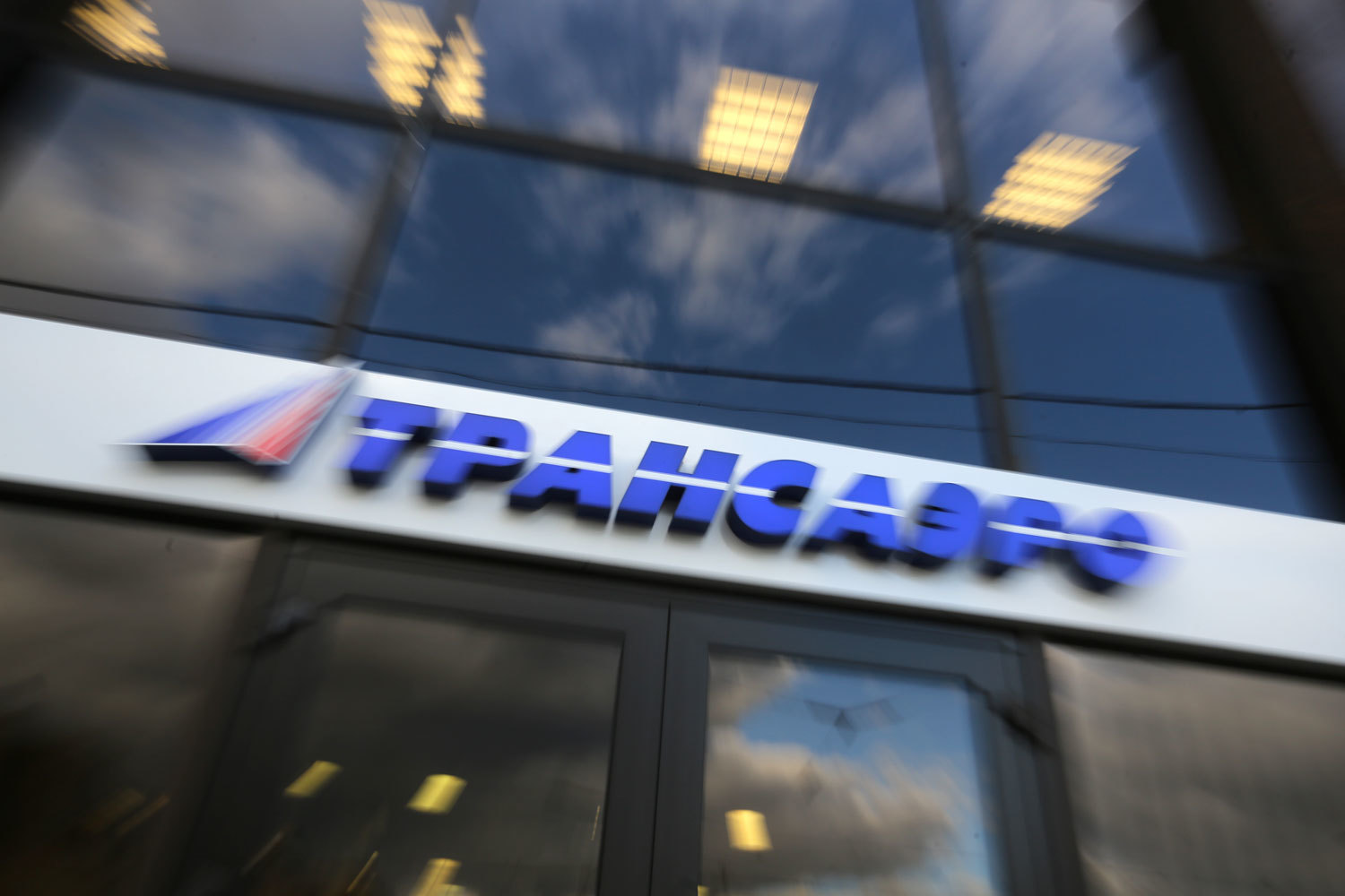 Массовых увольнений нет, пока нет и задолженностей по зарплатам, говорит человек, близкий к "Трансаэро"