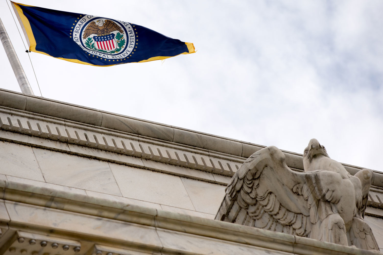 Федеральная резервная система США (ФРС) по итогам заседания 27–28 октября решила сохранить базовую ставку на прежнем уровне – 0–0,25%