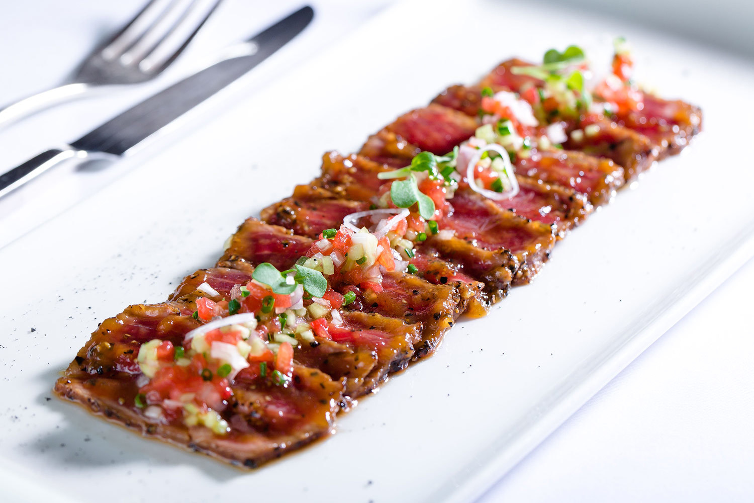 В рецепте татаки Нино Грациано и Антонио Сальваторе предложили дополнить замаринованное в соусе терияки (в японских традициях) мясо характерной для сицилийской кухни панировкой из крупномолотого черного перца.