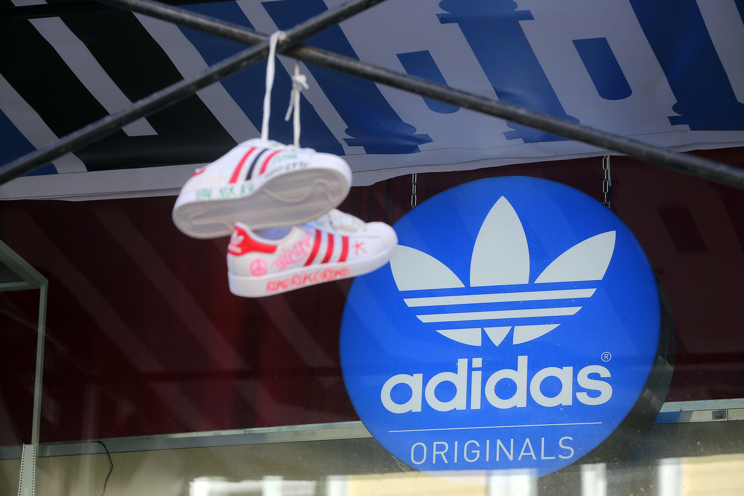 В России продажи будут снижаться, пишет Adidas Group