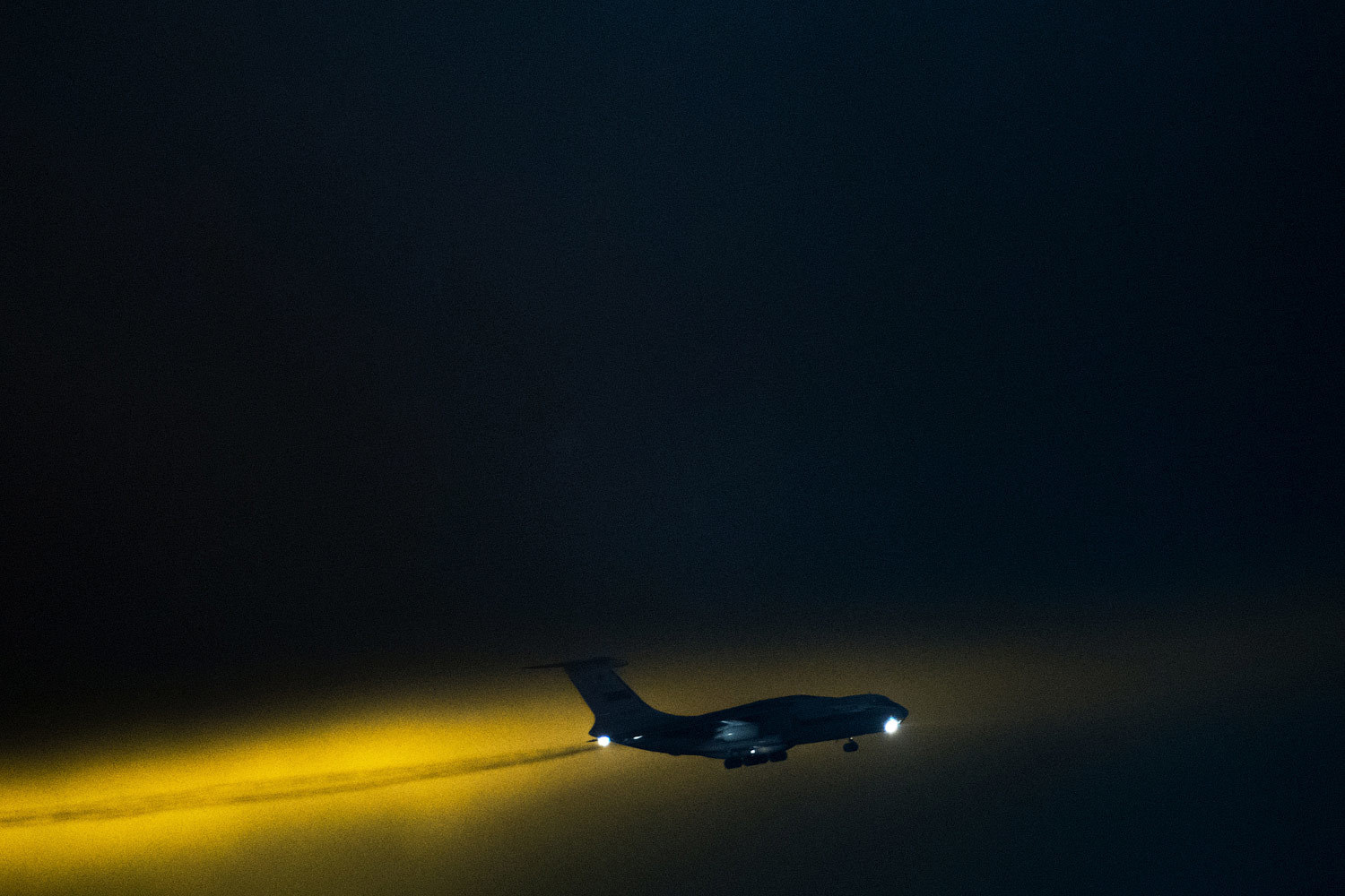 Пассажиров эвакуируют отдельно, их вещи доставляются транспортными самолетами МЧС, Минобороны и компании «Волга-Днепр» во «Внуково»