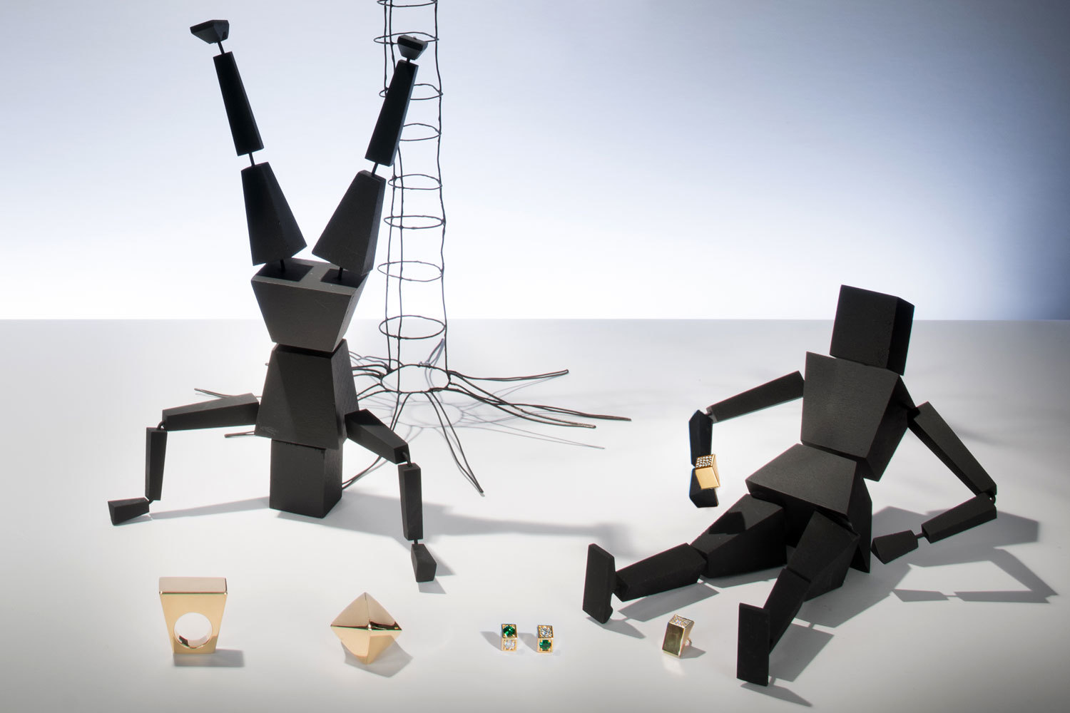 Подарки и украшения из коллекции Out of Retiremen стали частью оформления витрин Dover Street Market