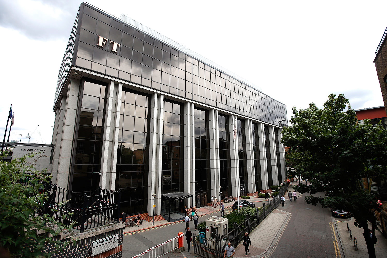 Сэкономленные от перерасчета пенсий средства Nikkei намерена потратить на оплату здания, которое издание арендует у бывшего владельца – Pearson