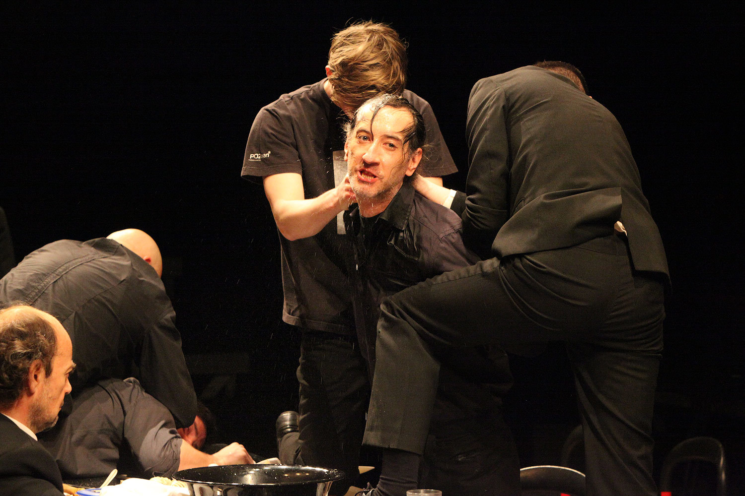 Отправка Гамлета в Англию: Розенкранц и Гильденстерн пытают принца, макая головой в таз