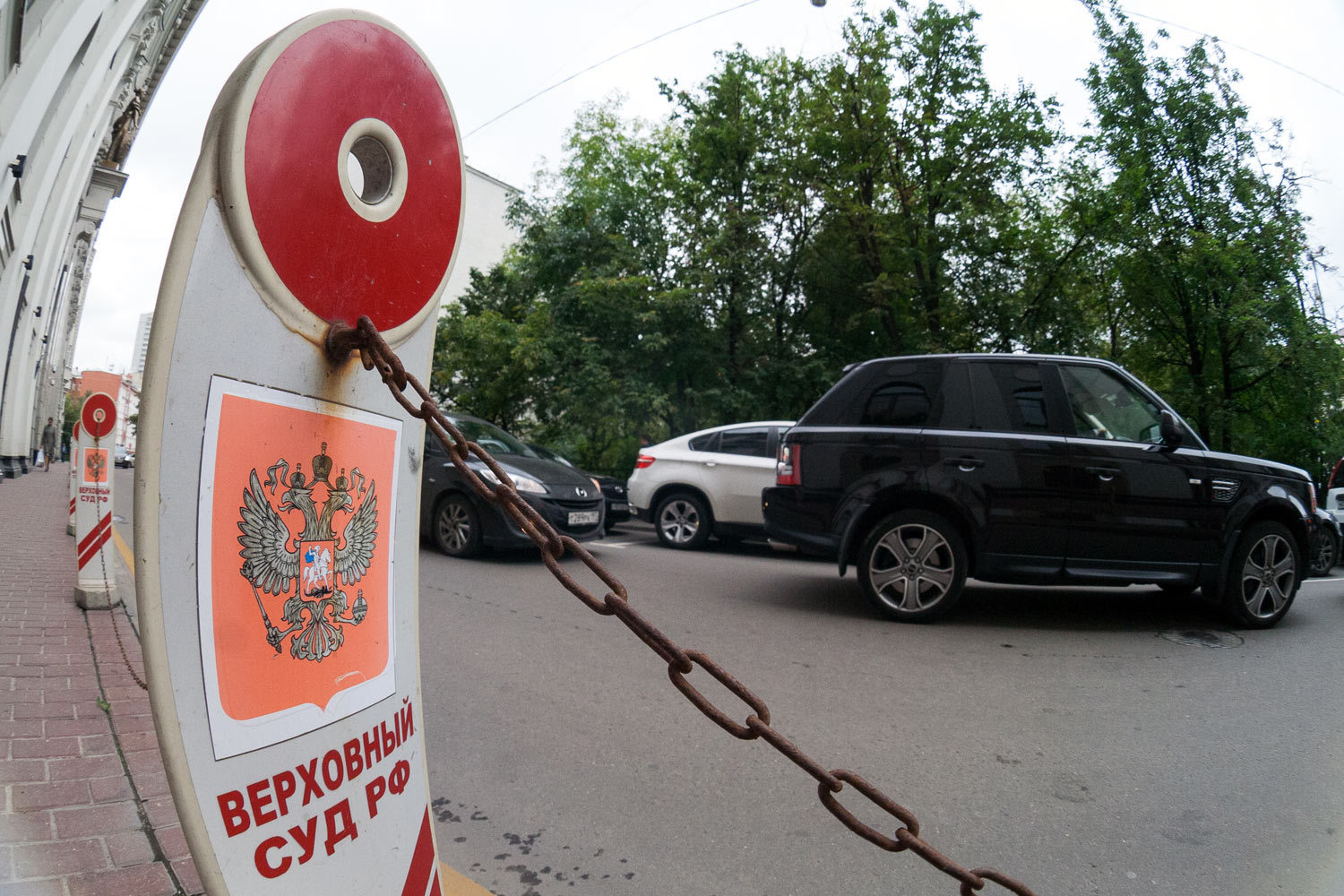 Верховный суд полагает, что судебные издержки должны возмещаться «в разумных пределах», а известность адвоката в эти пределы не вписывается